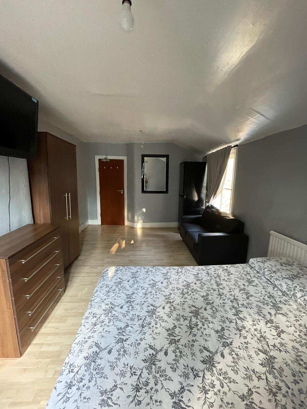 Large Double Room Albert Square, Stratford/Maryland E15 1HH
